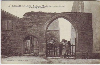 AK Guérande Faubourg Bizienne Mann vor Eingang Loire-Atlantique Frankreich 1910