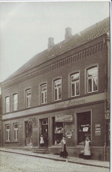 VERKAUFT !!!   AK Foto Kiel Hausansicht mit Menschen Colonial und Fettwaren Claus Ehlers 1910
