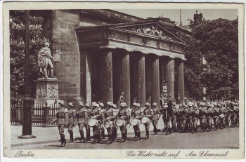 AK Berlin Die Wache zieht auf Am Ehrenmal 1940