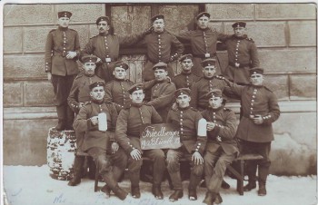 AK Foto Friedberg Gruppenfoto Soldaten Friedberger Blume bei Augsburg Feldpost 1915