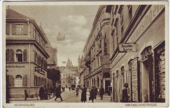 VERKAUFT !!!   AK Regensburg Maximilianstrasse viel Mensche Geschäfte 1930 RAR