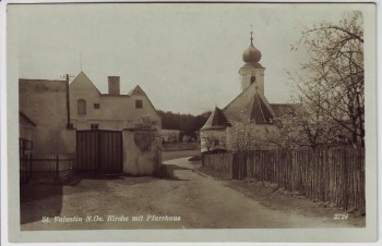 AK Foto St. Valentin Kirche mit Pfarrhaus Niederösterreich Österreich 1930