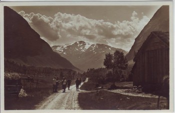 AK Foto Norangsdalen Haus Wanderer bei Ørsta Møre og Romsdal Norwegen 1927