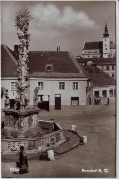 AK Foto Poysdorf Ortsansicht mit Pestsäule Niederösterreich Österreich 1954