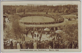 AK Berlin Sommerblumen am Funkturm viele Menschen 1944