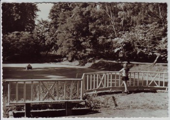 AK Foto Bernau bei Berlin Park Stadtpark mit Frau 1974