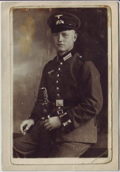 VERKAUFT !!!   AK Foto Soldat in Uniform Schirmmütze Koppel Dolch sitzend Porträt Wehrmacht 1941