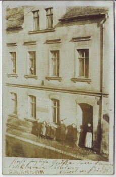 AK Foto Triebes Hausansicht mit Menschen Materialwaren Zeulenroda 1914 RAR