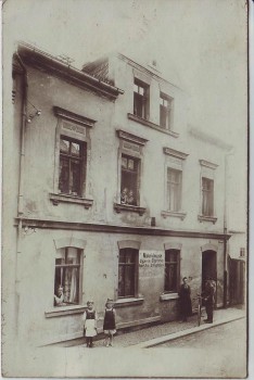 AK Foto Triebes Hausansicht mit Menschen Materialwaren Zeulenroda 1920 RAR