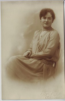 AK Foto Frau sitzend mit Kette Kleid Fotograf E.H. Hies Wiesbaden 1928
