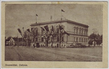 VERKAUFT !!!   AK Neutomischel Nowy Tomyśl Blick auf Rathaus mit Fahnen Posen Polen 1942 RAR