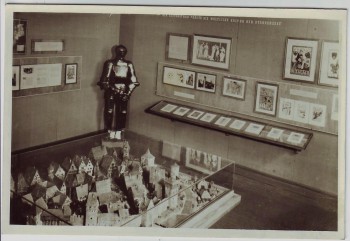 VERKAUFT !!!   AK Foto Berlin Mitte Museum für deutsche Geschichte Clara-Zetkin-Str. 26 Innenansicht Bürger und Ritter im Mittelalter 1955