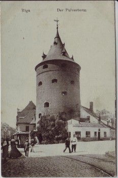 AK Riga Pulverturm mit Menschen Feldpost Lettland 1917