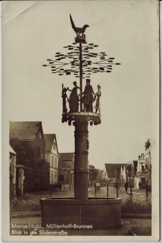 AK Foto Marne in Holstein Müllenhoff-Brunnen Blick in die Süderstraße 1940