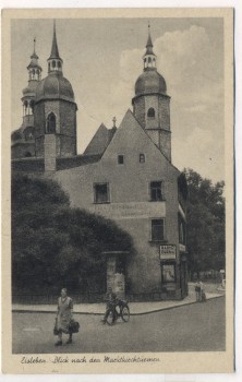 AK Eisleben Blick nach dem Marktkirchtürmen mit Menschen 1950