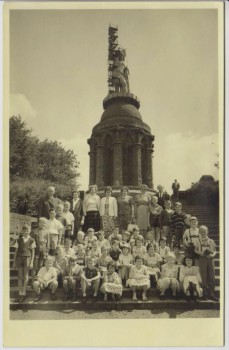 AK Foto Hermannsdenkmal bei Hiddesen Detmold Gruppenbild Ausflug Schwert Austausch Renovierung 1952
