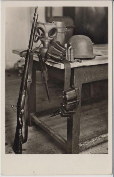 AK Foto Stahlhelm Karabiner Mauser Gasmaske Wehrmacht 1938