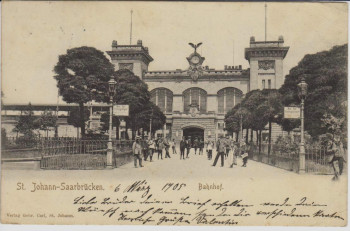 AK Saarbrücken St. Johann Bahnhof mit Menschen 1905