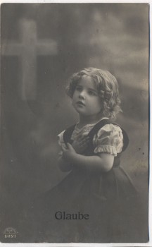 AK Foto Glaube Kind betend mit Kreuz 1919