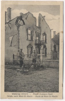 AK Tivoli Longwy-Haut Straße nach Mont-St. Martin Soldaten vor Grab Lothringen 1.WK Feldpost Landsturm Inf.-Batl. Reutlingen 1915