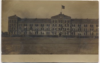 AK Foto Dresden Militär-Parade vor Kaserne viele Fahnen 1910