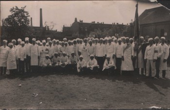 AK Schönebeck / Elbe Innung Koch Köche Gruppenbild mit Fahne 1940