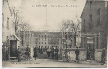 AK Bergerac Caserne Chanzy 108e de ligne Soldaten mit Fahrrad 1.WK Frankreich 1915