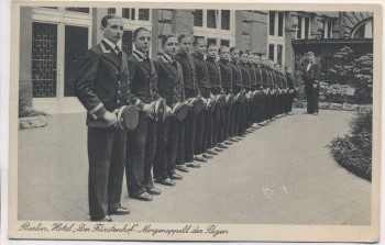 AK Berlin Mitte Hotel Der Fürstenhof Morgenappell der Pagen 1920