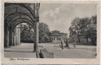AK Foto Posen Stadttheater mit Frau Poznań Polen 1942