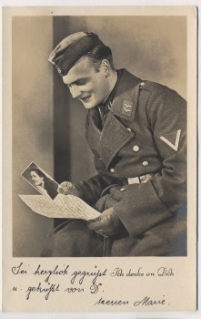 VERKAUFT !!!   AK Foto Soldat Brief lesend Ich denke an Dich 1940