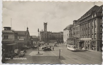 VERKAUFT !!!   AK Foto Erfurt Bahnhofsplatz mit Autos 1957