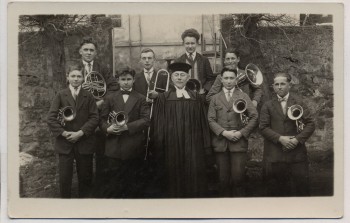 AK Foto Scharfenberg (Brilon) Blasorchester mit Pastor 1951 RAR