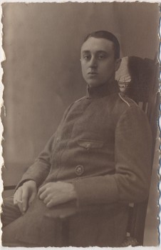 AK Foto Aurich Soldat T.Pauli sitzend mit Zigarette 1919
