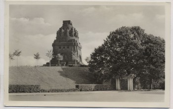 VERKAUFT !!!   AK Foto Messestadt Leipzig Völkerschlachtdenkmal mit Anlagen 1956