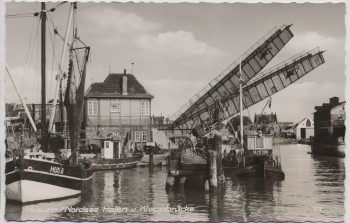 AK Foto Husum Hafen und Klappbrücke Schiffe 1960