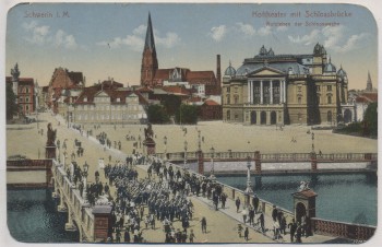 VERKAUFT !!!   AK Schwerin Hoftheater mit Schlossbrücke Aufziehen der Schlosswache Feldpost 1916