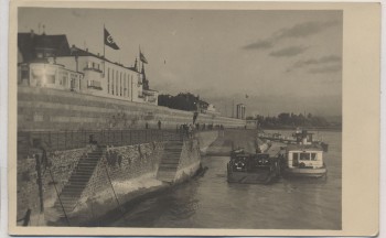 AK Foto Neuwied am Rhein Gaststätte Deichkrone mit Fahnen Fähre mit Autos 1935 RAR