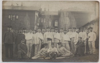 AK Foto Neumünster Soldaten vor Gebäude Feldpost Stempel Reserve-Lazarett 1917