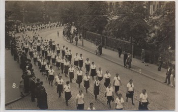 AK Foto Erfurt Umzug junger Frauen 1930