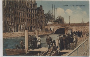 AK Lübeck Alte Travespeicher viele Menschen Feldpost 1915