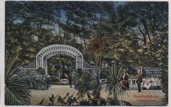 AK Saarbrücken Volksgarten mit Menschen 1920
