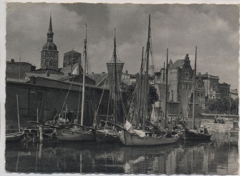VERKAUFT !!!   AK Stralsund Fischerboote im Querkanal 1958