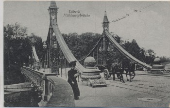AK Lübeck Mühlentorbrücke mit Dame und Pferdekutsche 1910 RAR