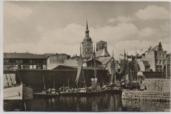 VERKAUFT !!!   AK Foto Stralsund Flotthafen Boote 1958