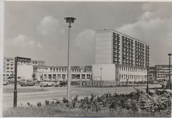 VERKAUFT !!!   AK Foto Hoyerswerda Neustadt Siegried-Widera-Straße im Wohnkomplex 8 1975
