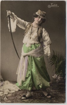 AK Foto Judith Frau mit Säbel und Tracht 1908