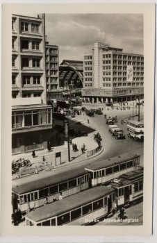 AK Foto Berlin Alexanderplatz mit Straßenbahn viele Autos 1950