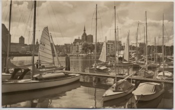 VERKAUFT !!!   AK Foto Stralsund Hafen viele Schiffe 1964