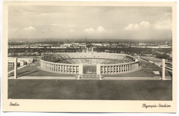 AK Berlin Olympia-Stadion mit Menschen 1940