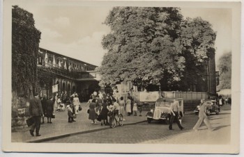 AK Foto Weißenfels Am Bahnhof Autos viele Menschen 1958